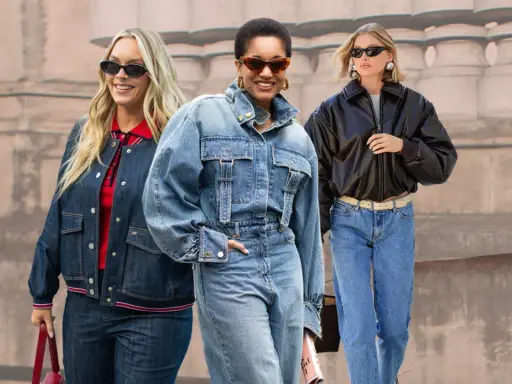 Drei Frauen zeigen, wie man Mom Jeans kombiniert: mit Jeansjacke, Bomberjacke und lässigen Oberteilen.