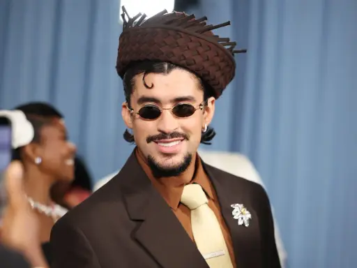 Bad Bunny mit braunem Anzug und auffälligem Hut, bereit für den Met Gala 2026.