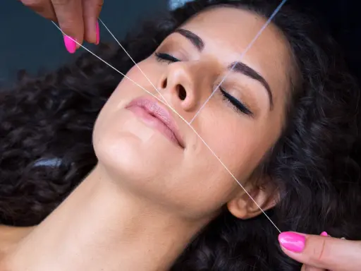 Frauenlippen werden mit Faden-Epilation behandelt, um unerwünschte gesichtsbehaarung entfernen.
