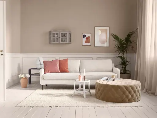 Beige Wände und ein cremefarbener Teppich bilden die Basis. Rosa und Koralle Kissen auf dem Sofa zeigen, welche Farbe passt zu beige: warme Töne.