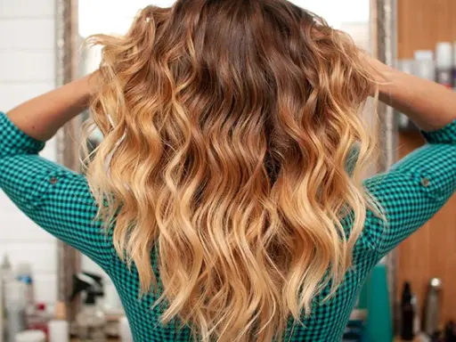 Wellen und Locken ohne Hitze, die Haare sind in einem Ombré-Look gefärbt.