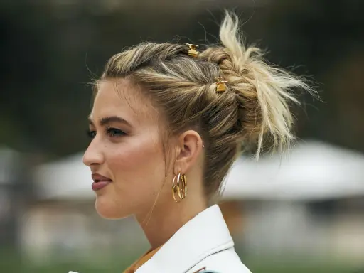 Ein lässiger Zopf mit goldenen Clips, der zeigt, wie einfach hochsteckfrisuren sein können.