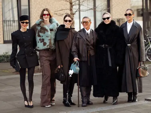 Fünf stilvolle Personen präsentieren ihre Outfits bei der Copenhagen Fashion Week.