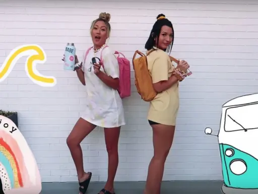 Zwei vsco girls mit Rucksäcken und Wasserflaschen, bereit für ein Abenteuer.
