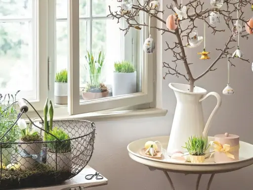 Frühlingshafte Deko mit Osterglocken und Zweigen, die Lust auf Osterdeko macht. Ab wann darf man schmücken? Jetzt!