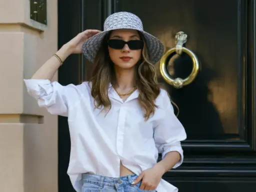 Stylisches Outfit: weiße Bluse, Jeans und Hut – perfekt, um an 20 Grad warmen Tagen gut auszusehen.