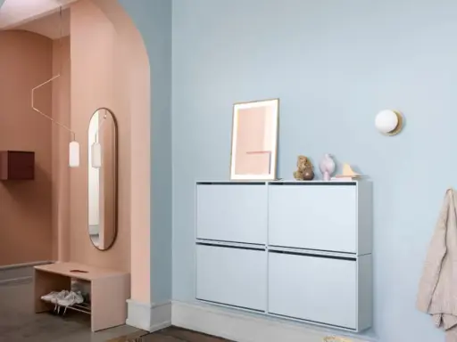 Schmalen dunklen Flur gestalten: Ein heller Schuhschrank und eine Sitzbank mit Spiegel schaffen Gemütlichkeit.