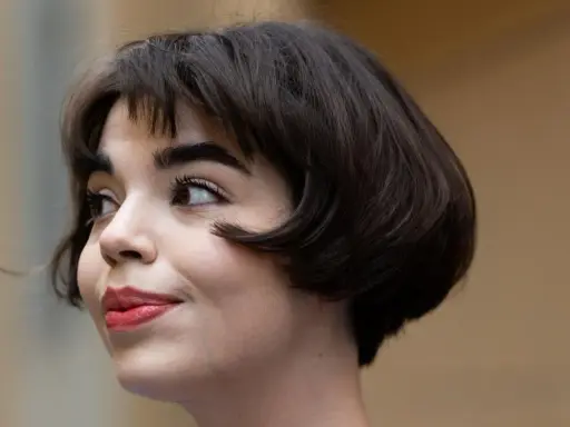 Ein charmantes Lächeln und eine elegante Kurzhaarfrisur für Damen mit feinem Haar.