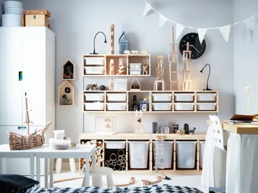 Ein schmal eingerichtetes Kinderzimmer mit viel Holz und weißen Aufbewahrungsboxen. Spielzeugtiere und Bauklötze sind ordentlich verstaut.