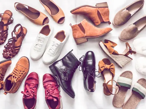 Vielfalt an Schuhen: welche flachen schuhe zum kleid passen? Ballerinas, Sneaker, Sandalen, Stiefel und Hausschuhe.