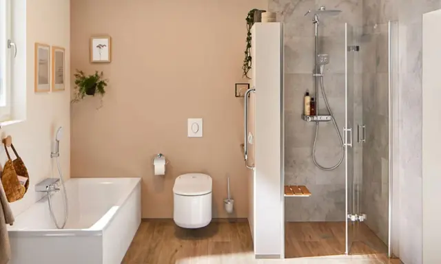 Moderne Badezimmer Ideen: Eine geräumige Wanne und eine begehbare Dusche mit Holzsitz schaffen ein luxuriöses Ambiente.