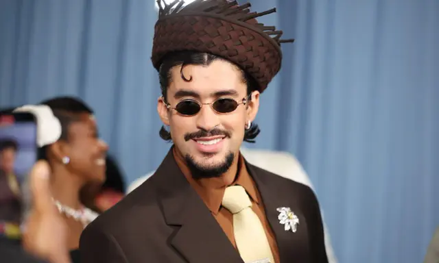 Bad Bunny mit braunem Anzug und auffälligem Hut, bereit für den Met Gala 2026.
