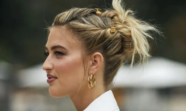 Ein lässiger Zopf mit goldenen Clips, der zeigt, wie einfach hochsteckfrisuren sein können.