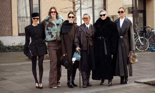 Fünf stilvolle Personen präsentieren ihre Outfits bei der Copenhagen Fashion Week.