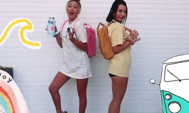 Zwei vsco girls mit Rucksäcken und Wasserflaschen, bereit für ein Abenteuer.