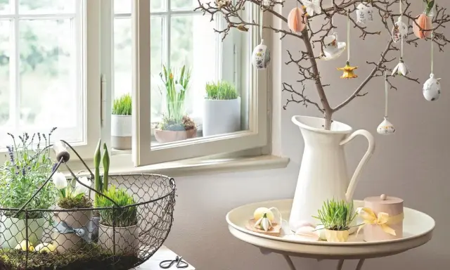 Frühlingshafte Deko mit Osterglocken und Zweigen, die Lust auf Osterdeko macht. Ab wann darf man schmücken? Jetzt!