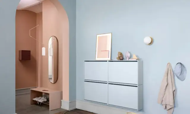 Schmalen dunklen Flur gestalten: Ein heller Schuhschrank und eine Sitzbank mit Spiegel schaffen Gemütlichkeit.