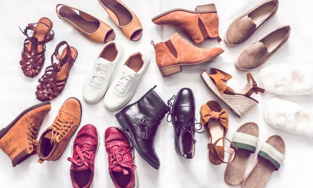 Vielfalt an Schuhen: welche flachen schuhe zum kleid passen? Ballerinas, Sneaker, Sandalen, Stiefel und Hausschuhe.