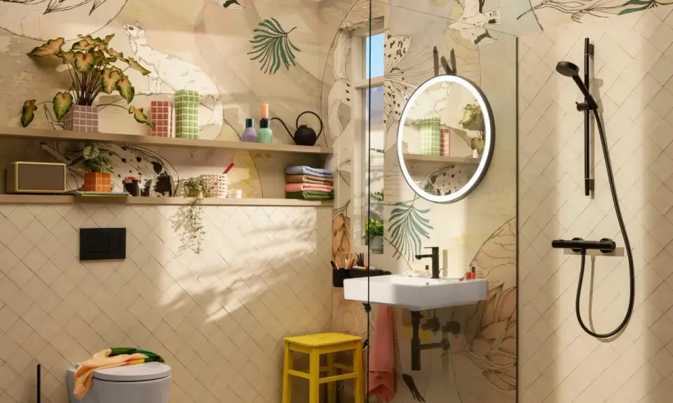Moderne Badezimmer Ideen: Wand mit Tier- und Pflanzenmotiv, helle Fliesen, Waschbecken, Dusche, Spiegel mit Beleuchtung und gelber Hocker.