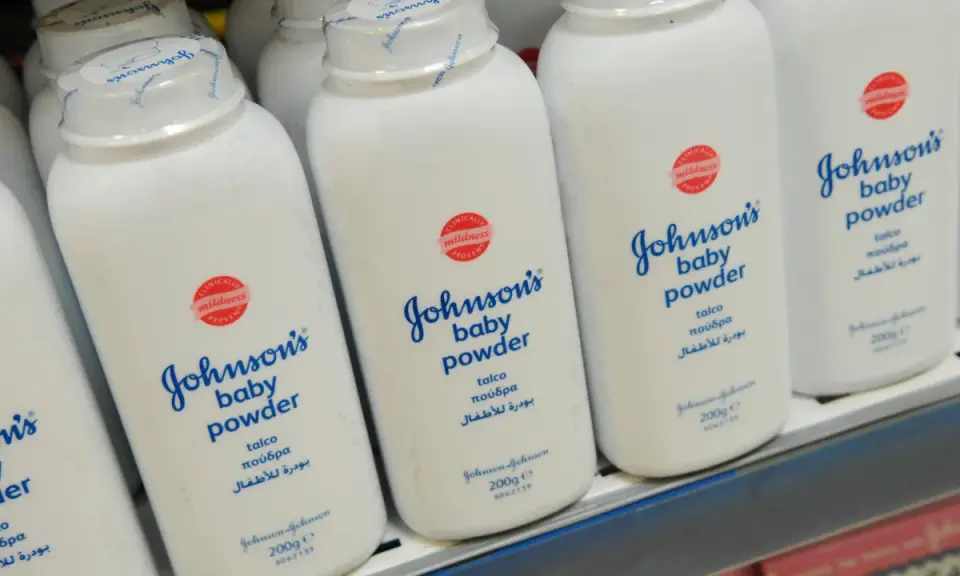 Mehrere Flaschen Johnson's Baby Puder stehen nebeneinander. Eine clevere Anwendung ist babypuder als trockenshampoo.