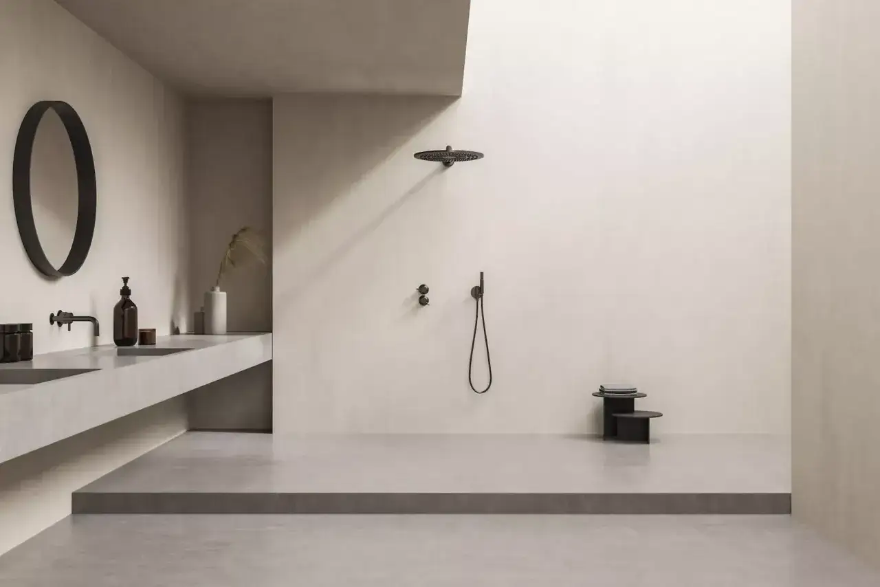 Minimalistisches Badezimmer mit ebenerdiger Dusche, Betonwaschbecken und ovalem Spiegel. Tolle badezimmer ideen begehbare dusche f&uuml;r ein modernes Zuhause.