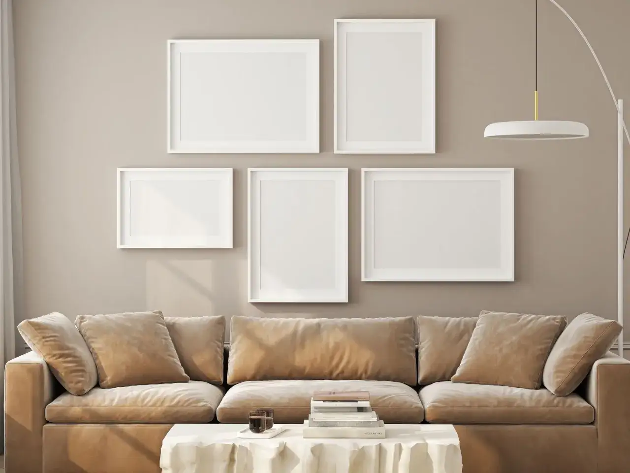 Moderne Wohnzimmer-Deko: F&uuml;nf leere wei&szlig;e Bilderrahmen &uuml;ber einem beigen Sofa bieten tolle Bilder Wand Ideen.