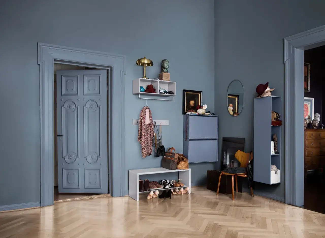Schmalen dunklen Flur gestalten: Garderobe, Schuhregal, Spiegel und Sitzbank schaffen Ordnung.