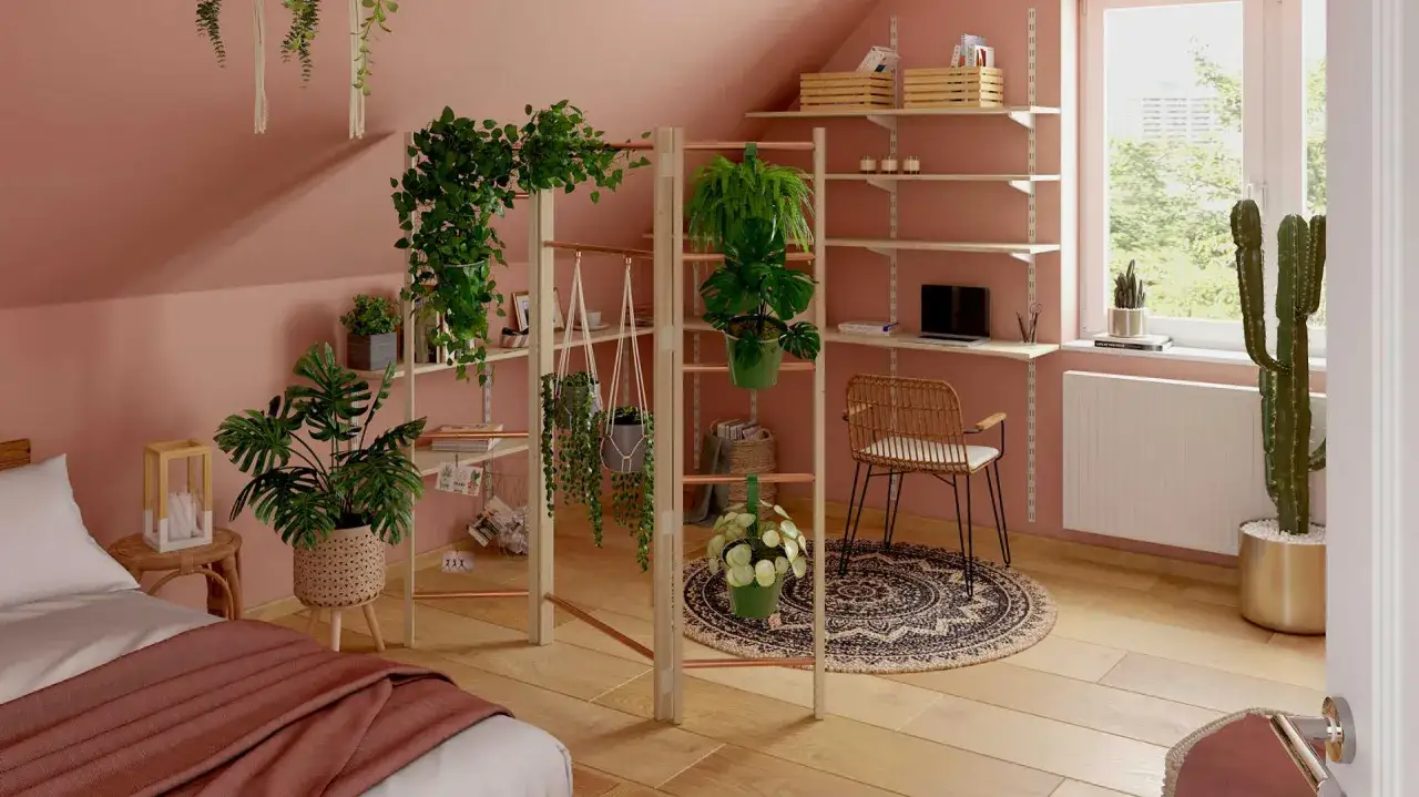 Ein Zimmer im Boho-Style Wohnen: viele Pflanzen, Rattanm&ouml;bel, eine bunte Decke und ein Teppich.