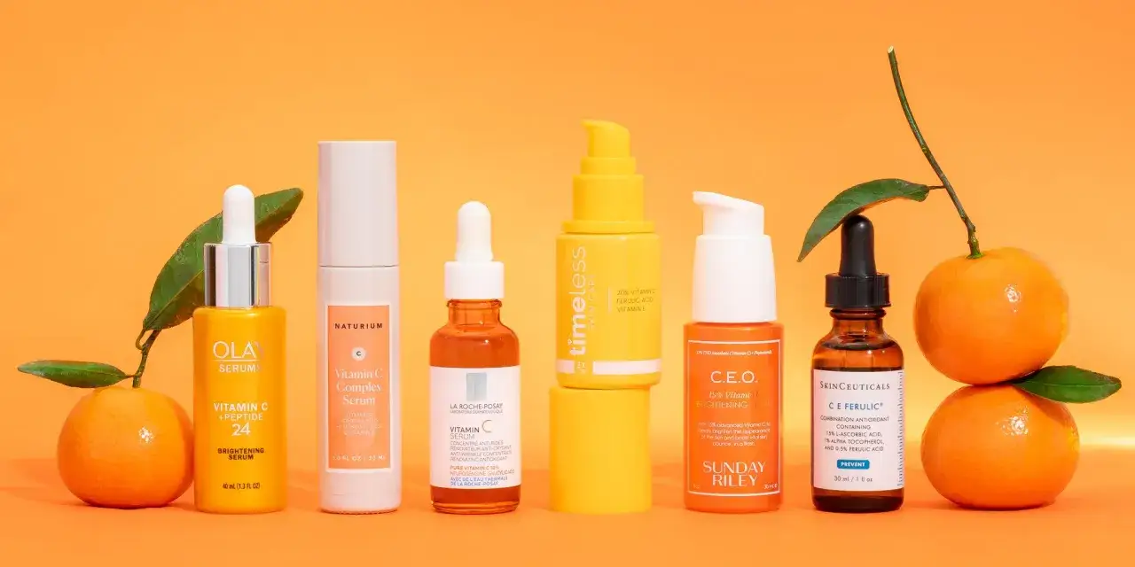 Verschiedene Vitamin C Seren, ideal f&uuml;r morgens oder abends, neben frischen Orangen.