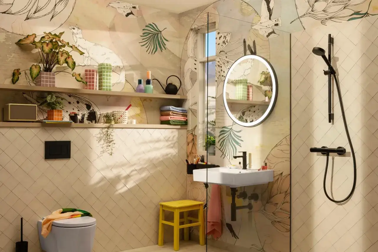Moderne Badezimmer Ideen: Helle Fliesen, bunte Deko und eine Wand mit Tier- und Pflanzenmotiv schaffen ein frisches Ambiente.