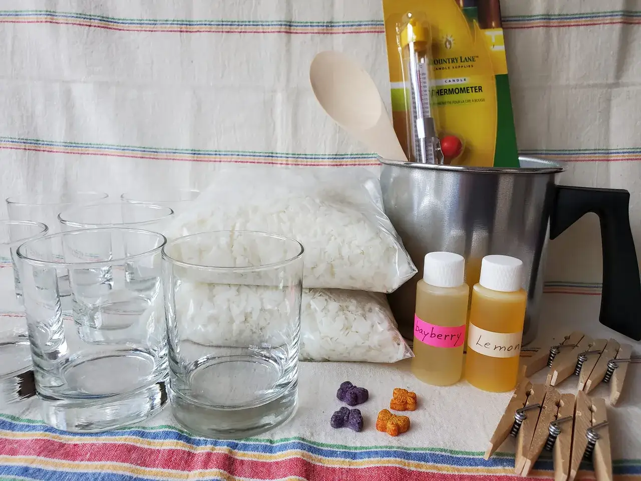 Alles f&uuml;r duftkerzen selber machen: Wachs, Gl&auml;ser, Duft&ouml;le, Thermometer und Holzklammern.