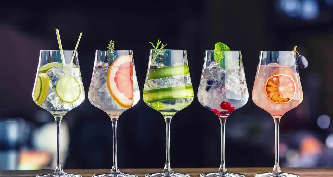 F&uuml;nf elegante Gl&auml;ser mit erfrischenden Drinks, dekoriert mit Fr&uuml;chten und Kr&auml;utern &ndash; tolle Cocktail Deko Ideen f&uuml;r jede Party.