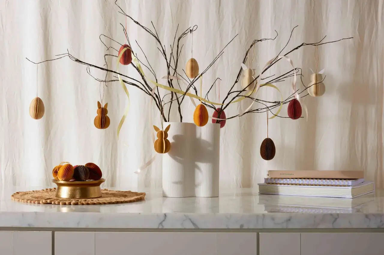 Osterdeko: Papier-Eier und Hasen h&auml;ngen an Zweigen. Ab wann schm&uuml;cken? Fr&uuml;hling beginnt!