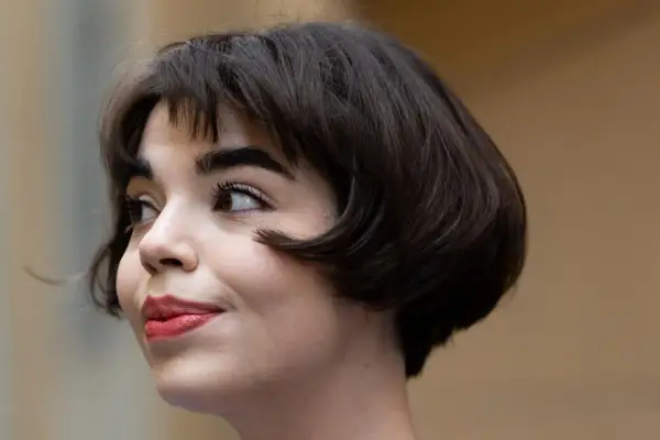 Ein charmantes Lächeln und eine elegante Kurzhaarfrisur für Damen mit feinem Haar.